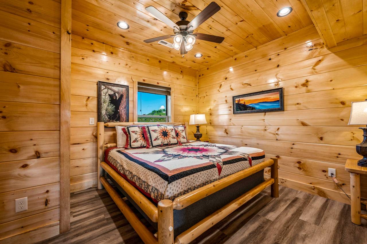 Bed 1: Main Level, King Bed, TV, and En-Suite Full Bathroom Bed 1: Main Level, King Bed, TV, and En-Suite Full Bathroom