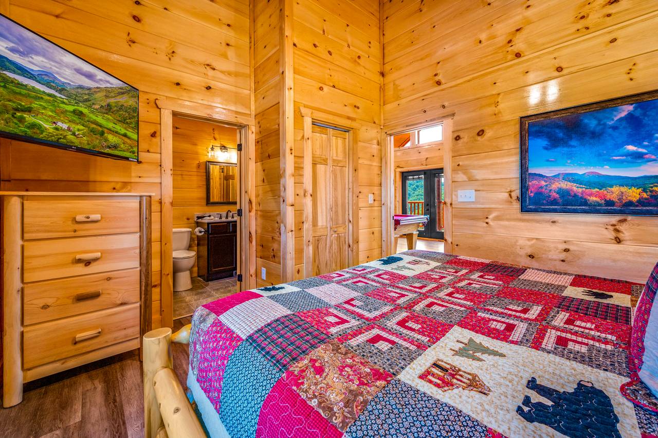 Bed 2: Upper level, King Bed, TV, and En-Suite Full Bathroom Bed 2: Upper level, King Bed, TV, and En-Suite Full Bathroom