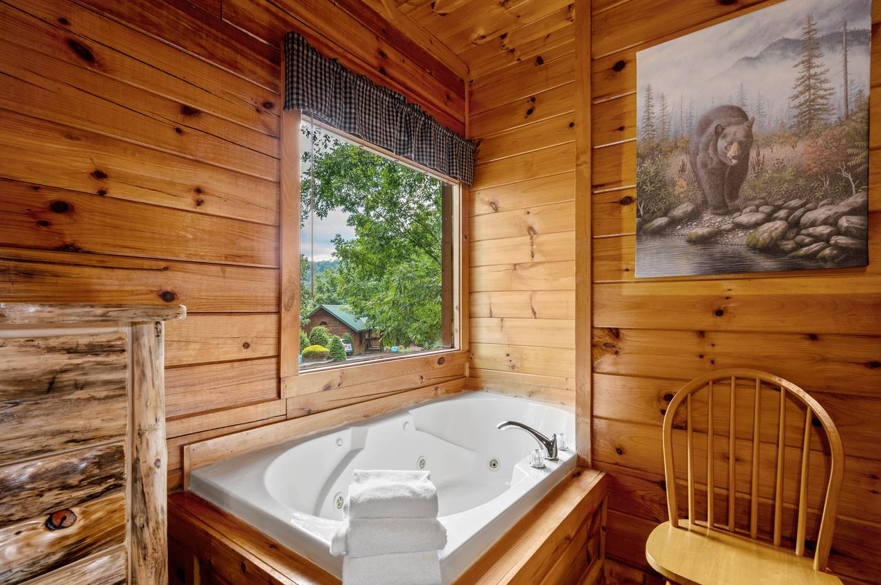 Bed 1: Ensuite jetted jacuzzi tub; Main Level Bed 1: Ensuite jetted jacuzzi tub; Main Level