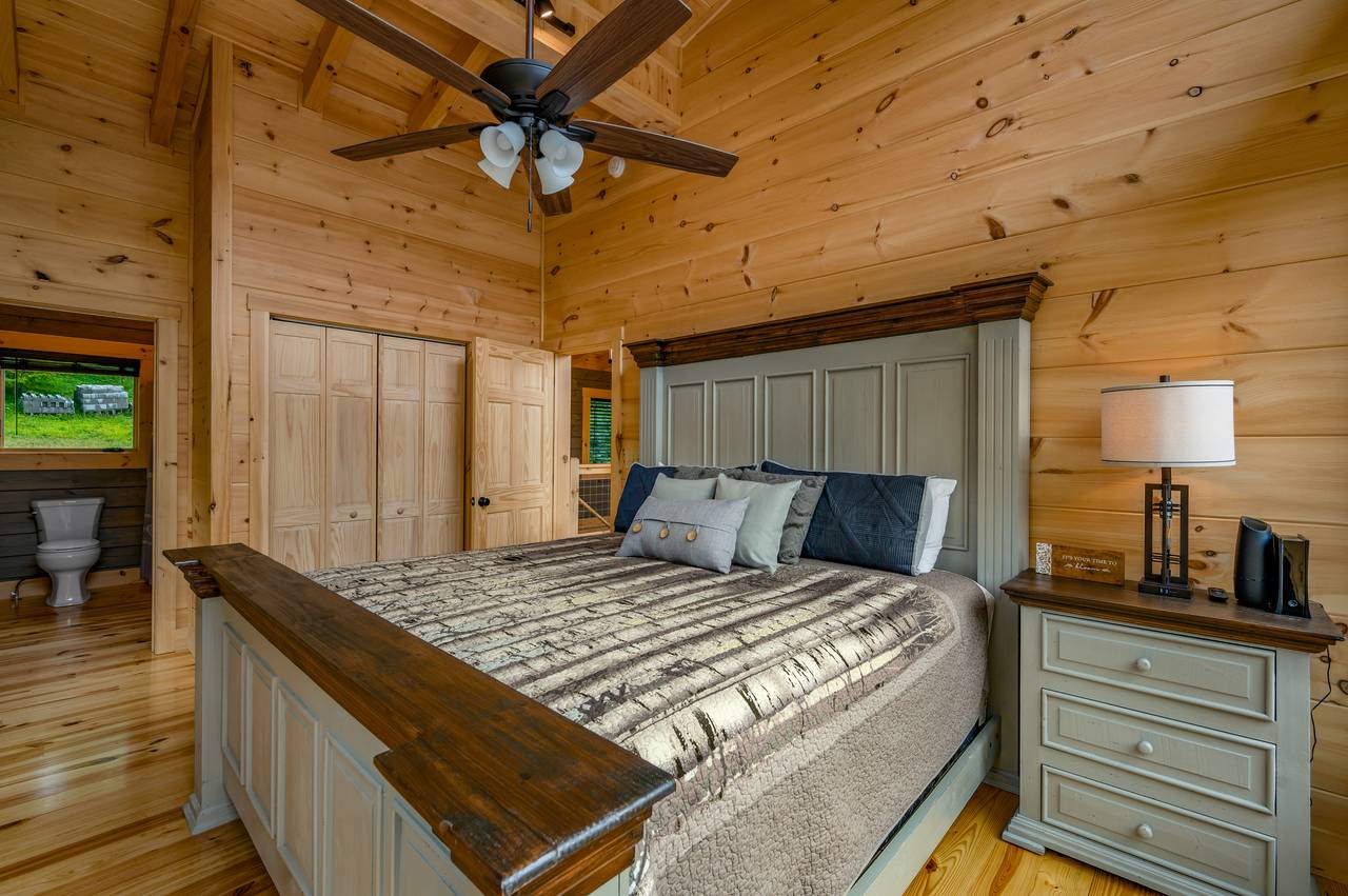 Bed 1: Upper level, King, deck entrance, en-suie bath & TV Bed 1: Upper level, King, deck entrance, en-suie bath & TV