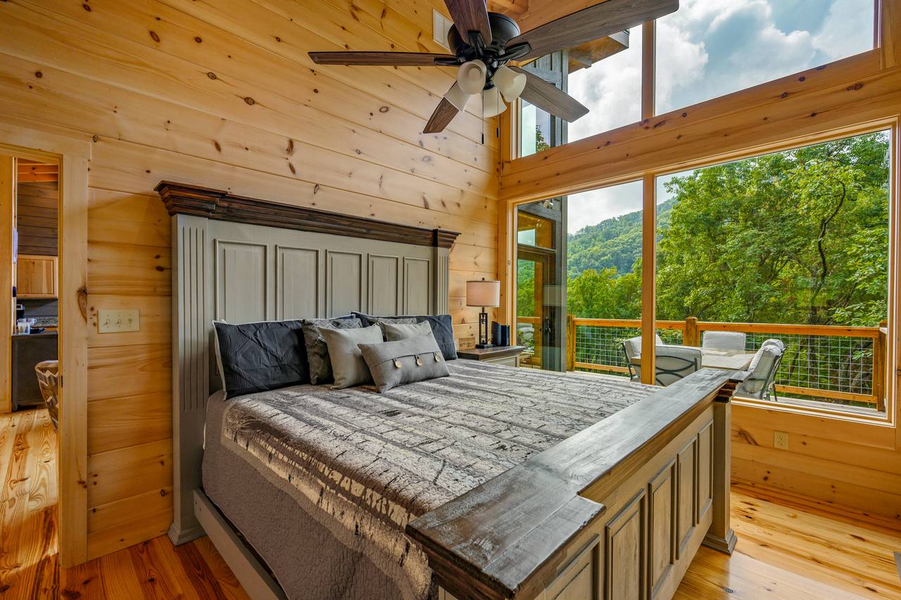 Bed 1: Upper level, King, deck entrance, en-suie bath & TV Bed 1: Upper level, King, deck entrance, en-suie bath & TV