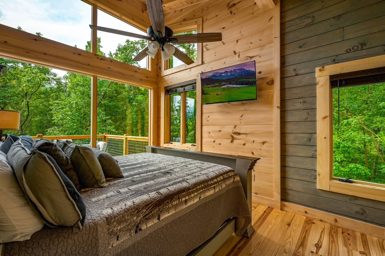 Bed 1: Upper level, King, deck entrance, en-suie bath & TV Bed 1: Upper level, King, deck entrance, en-suie bath & TV