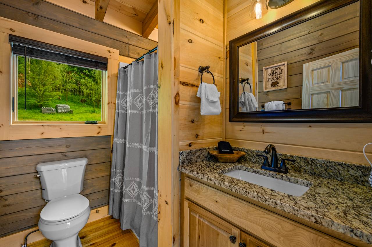 Bed 2: Full En-suite bathroom with shower Bed 2: Full En-suite bathroom with shower