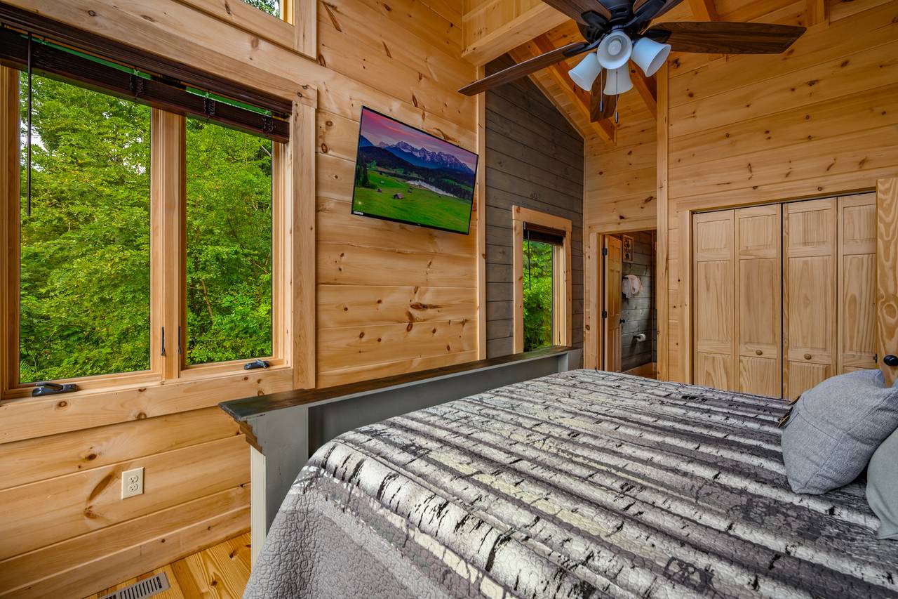 Bed 1: Upper level, King, deck entrance, en-suie bath & TV Bed 1: Upper level, King, deck entrance, en-suie bath & TV
