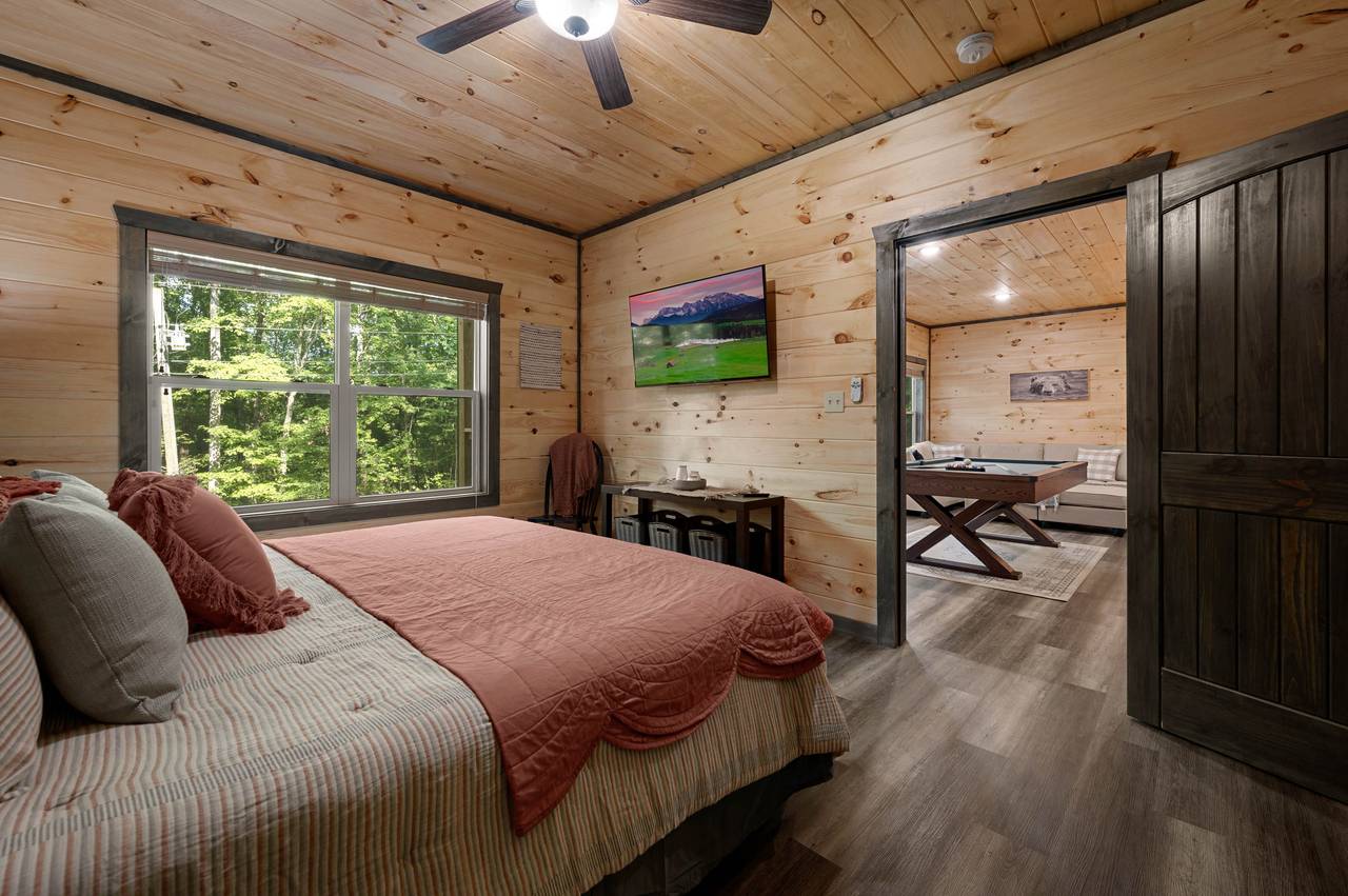 Bedroom 2: lower level, king bed, TV, ensuite bath & jetted tub Bedroom 2: lower level, king bed, TV, ensuite bath & jetted tub