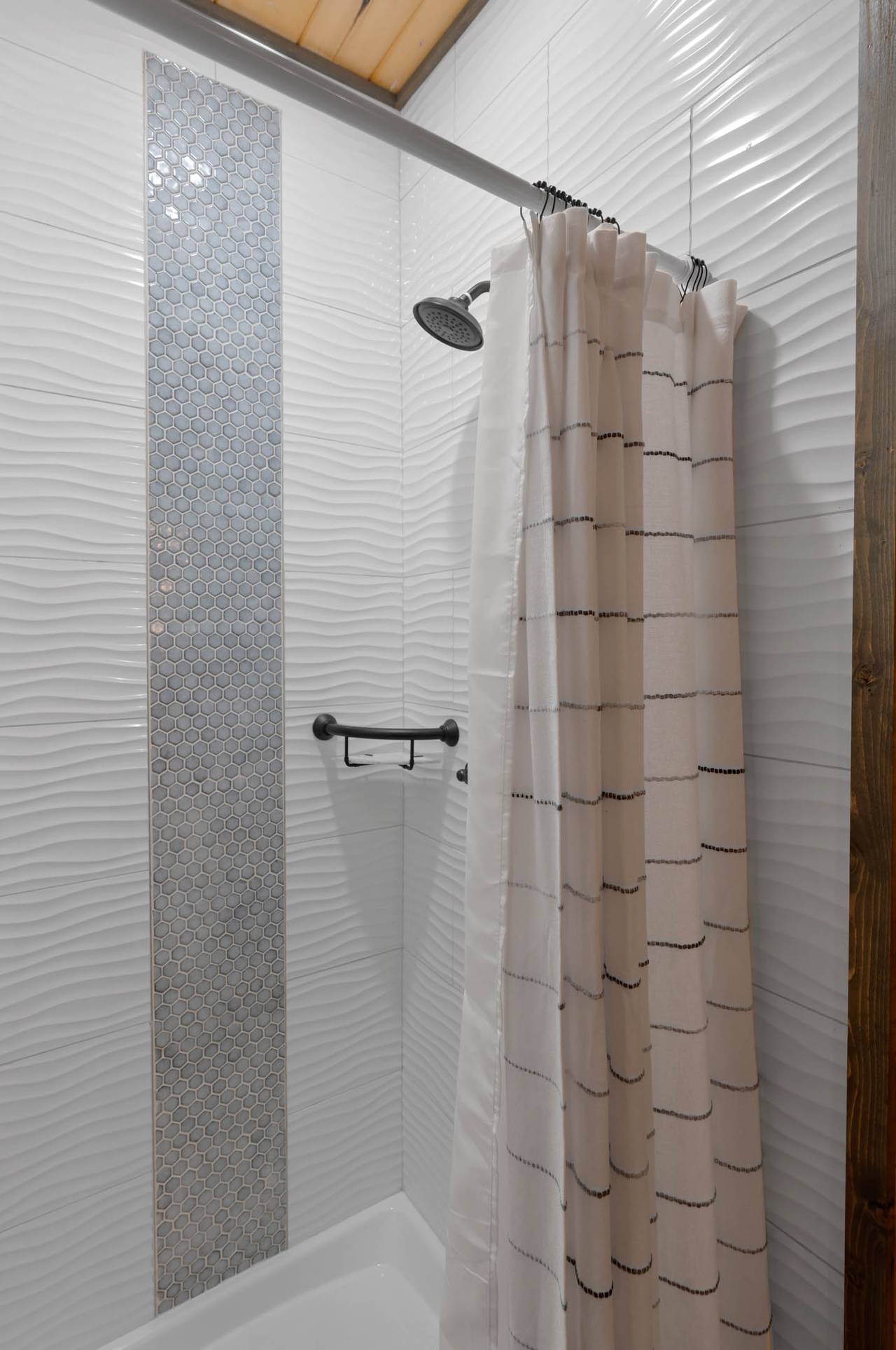 Bed 1 Ensuite Full Bathroom with standing shower & jetted tub Bed 1 Ensuite Full Bathroom with standing shower & jetted tub
