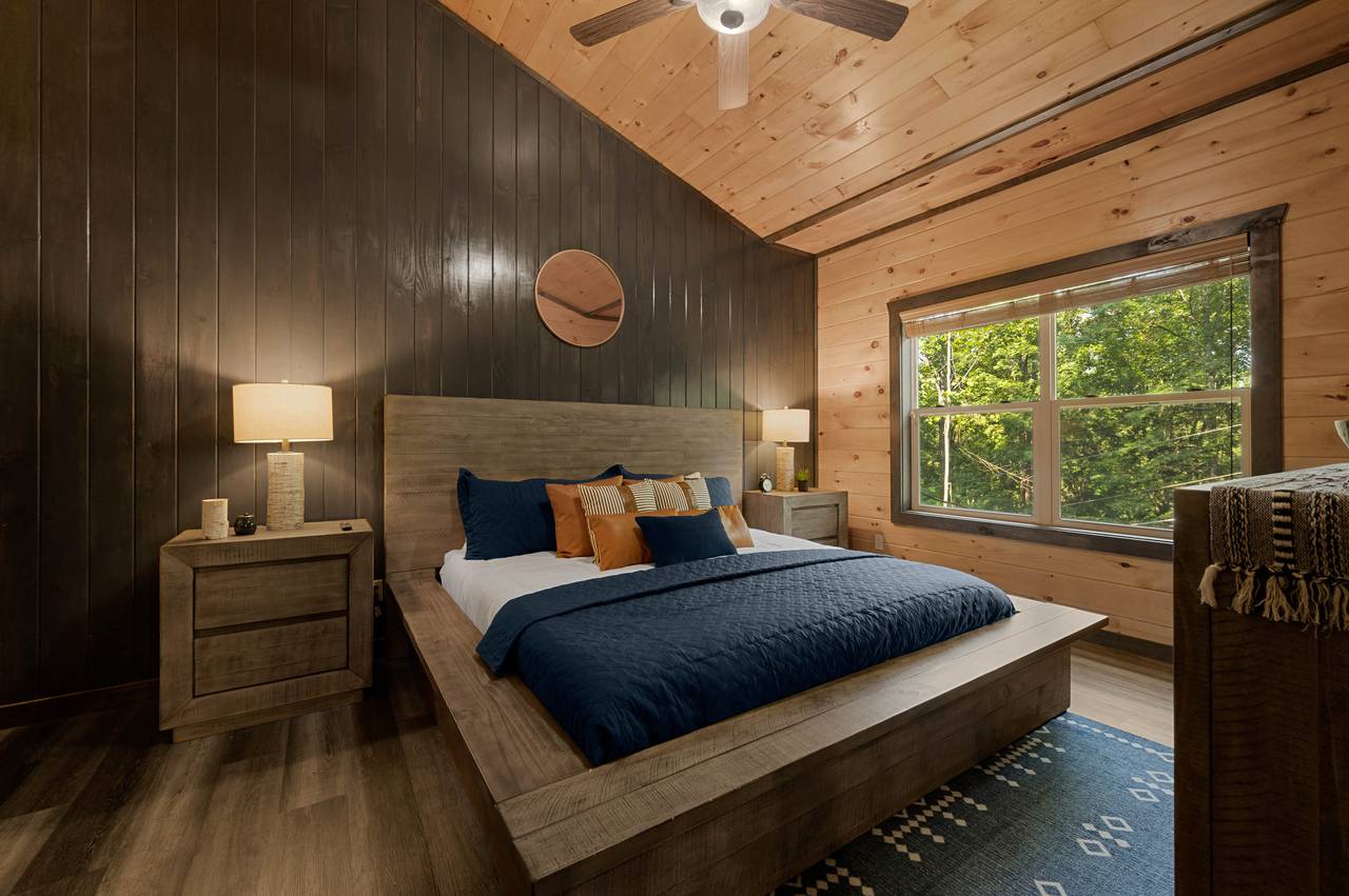 Bedroom 1: Main level, king bed, TV, ensuite bath & jetted tub Bedroom 1: Main level, king bed, TV, ensuite bath & jetted tub