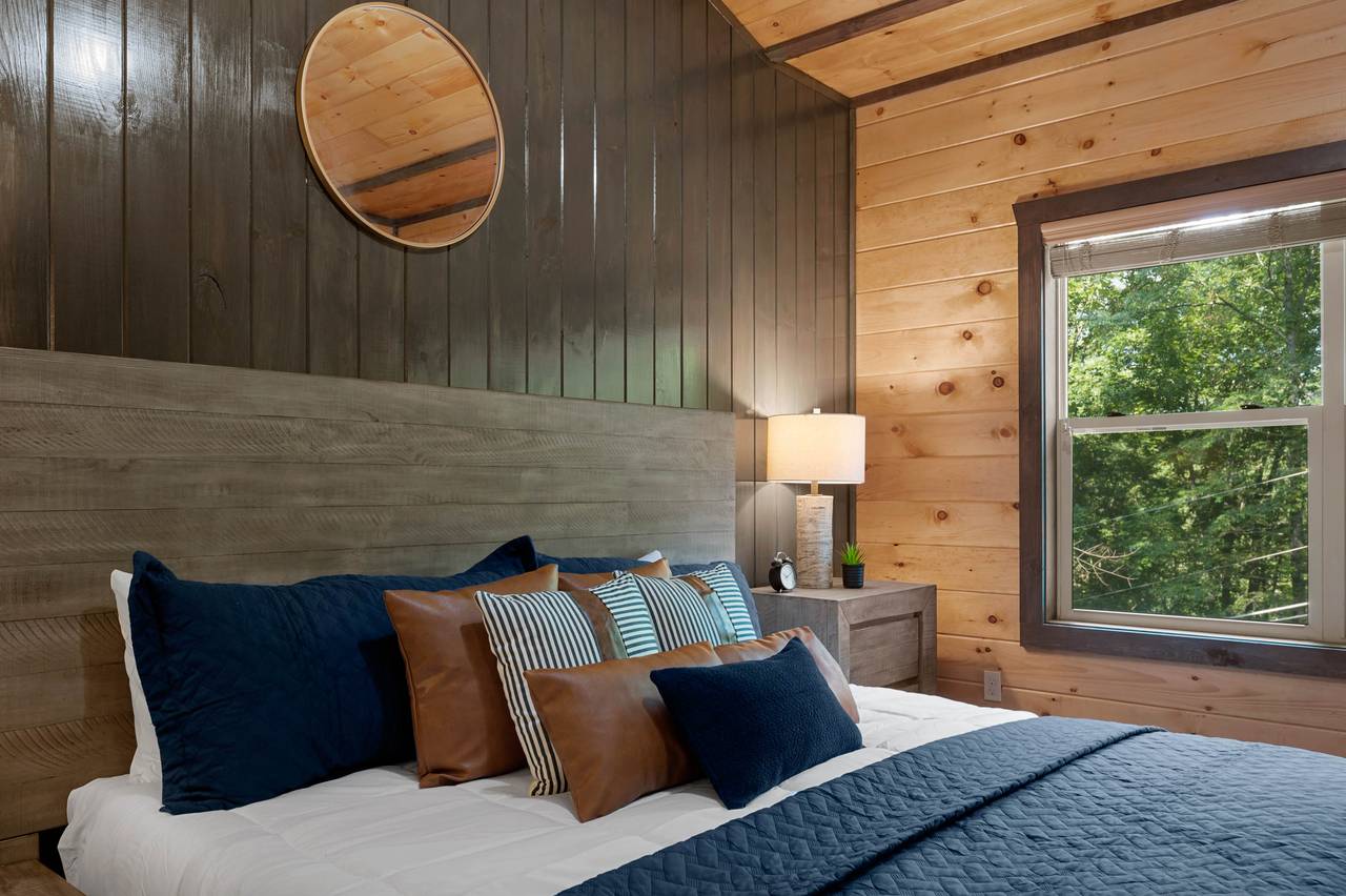Bedroom 1: Main level, king bed, TV, ensuite bath & jetted tub Bedroom 1: Main level, king bed, TV, ensuite bath & jetted tub