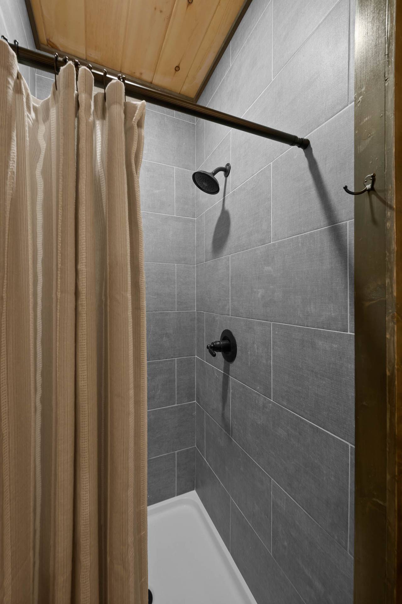 Bed 2 Ensuite full bathroom with standing shower & jetted tub Bed 2 Ensuite full bathroom with standing shower & jetted tub