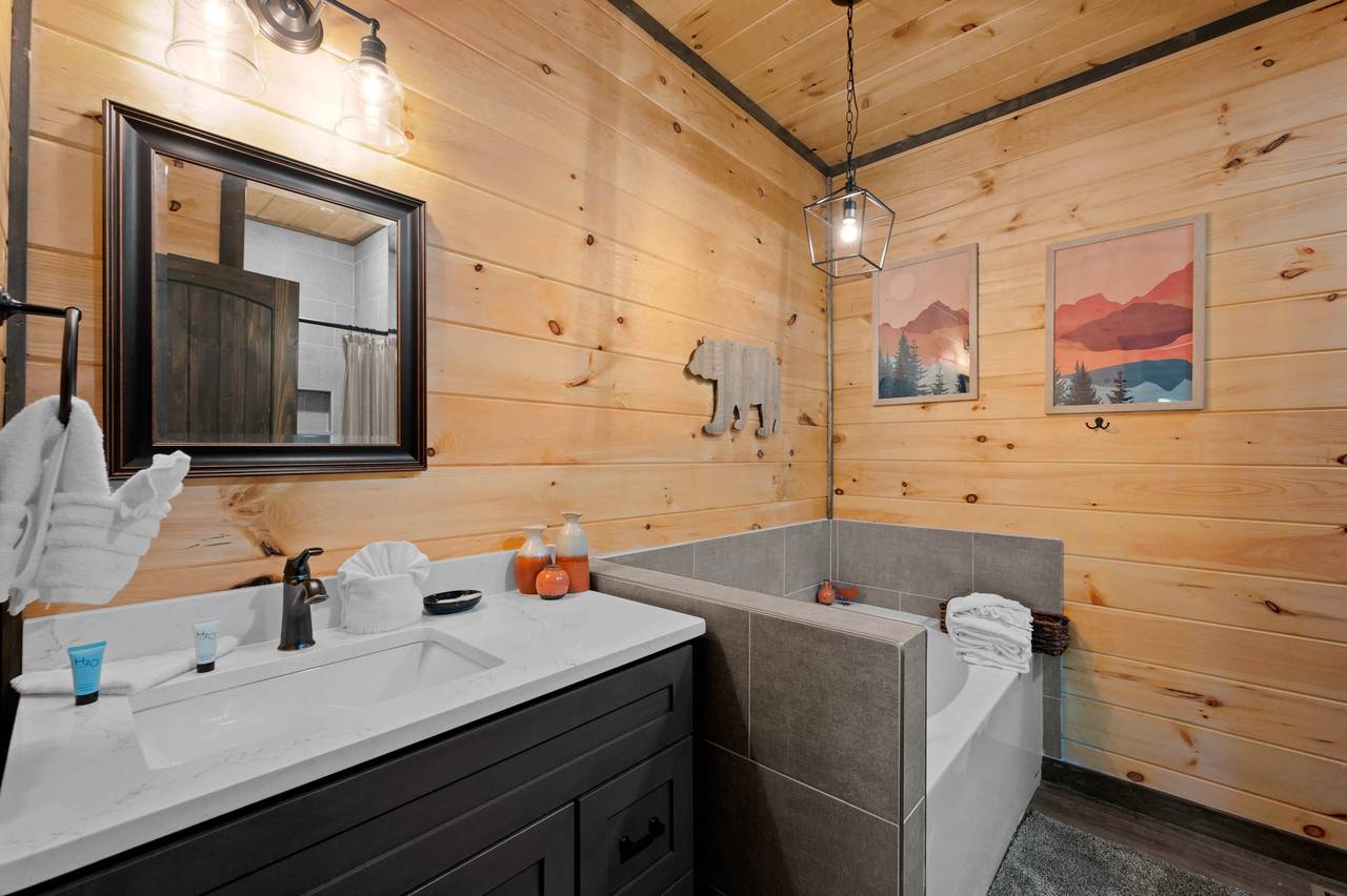 Bed 2 Ensuite full bathroom with standing shower & jetted tub Bed 2 Ensuite full bathroom with standing shower & jetted tub