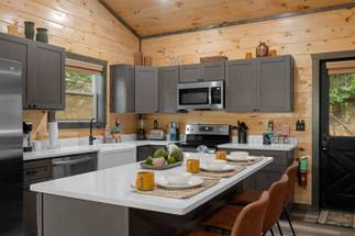 Fully equipped kitchen with kitchen island with additional seats Fully equipped kitchen with kitchen island with additional seats