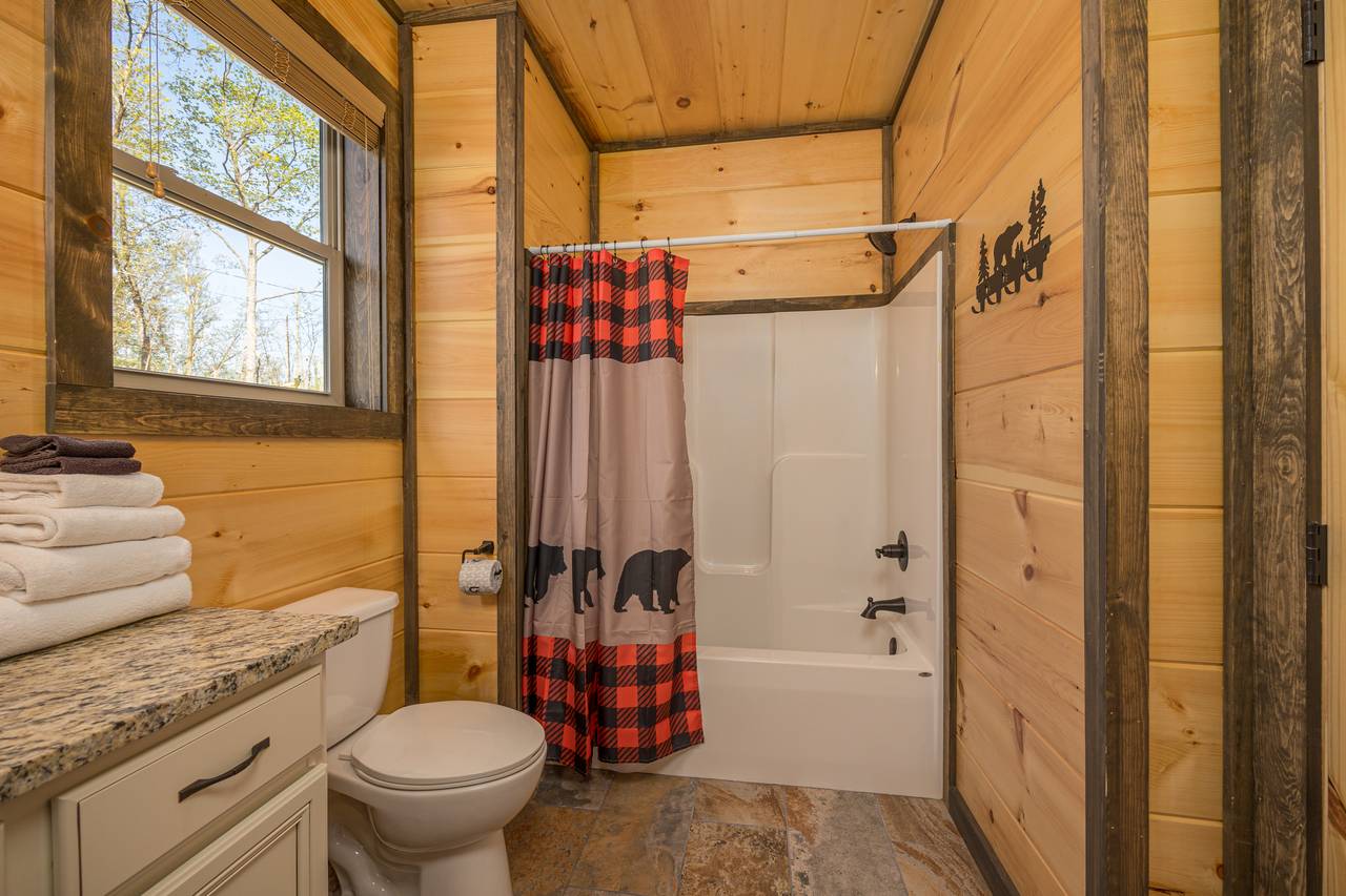 Bathroom 3: upper level ensuite with tub/shower combo Bathroom 3: upper level ensuite with tub/shower combo