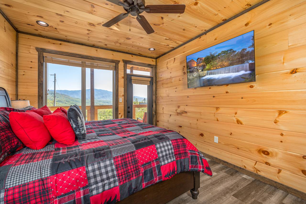 Bed 1: Entry level, king, deck access, TV, & en-suite full bath Bed 1: Entry level, king, deck access, TV, & en-suite full bath