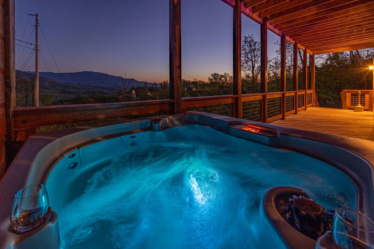Private outdoor hot tub! Private outdoor hot tub!