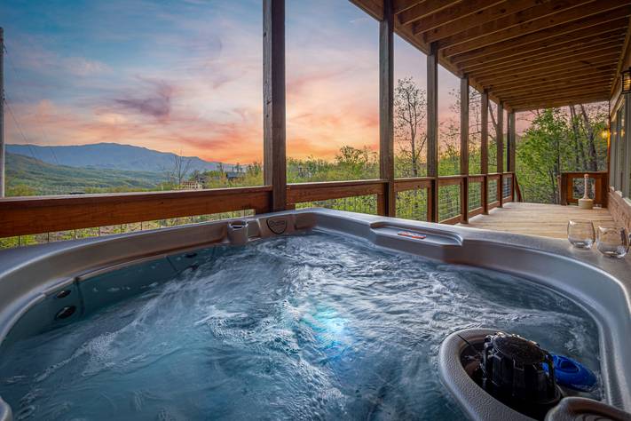 Private outdoor hot tub! Private outdoor hot tub!