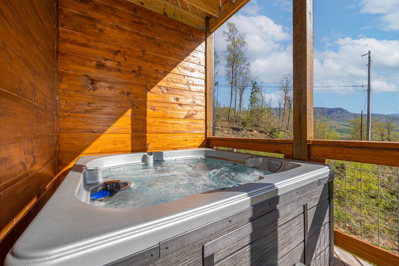 Private outdoor hot tub! Private outdoor hot tub!