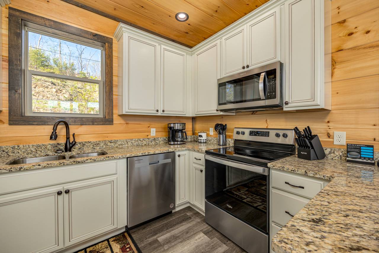 Fully equipped kitchen: cook/dinner/bake/silver-ware included Fully equipped kitchen: cook/dinner/bake/silver-ware included