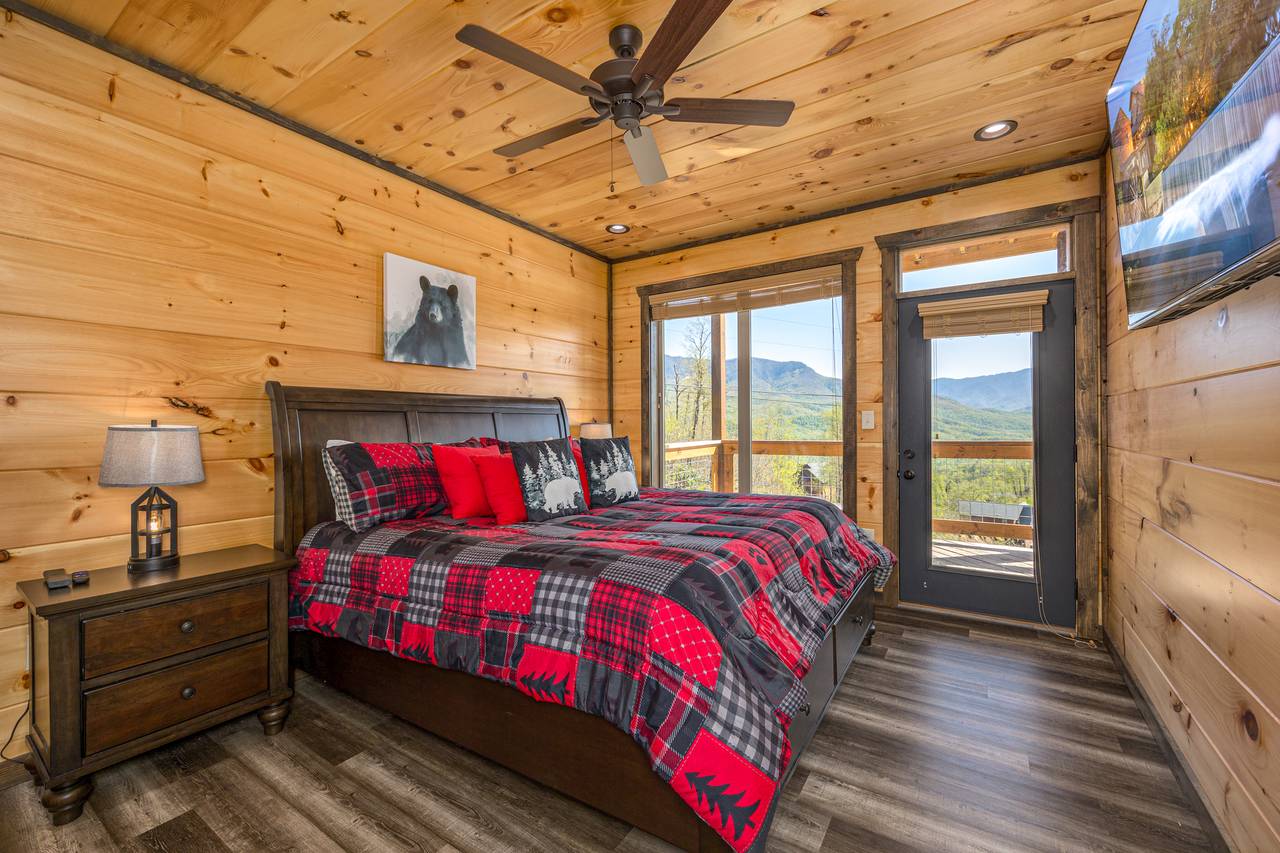 Bed 1: Entry level, king, deck access, TV, & en-suite full bath Bed 1: Entry level, king, deck access, TV, & en-suite full bath