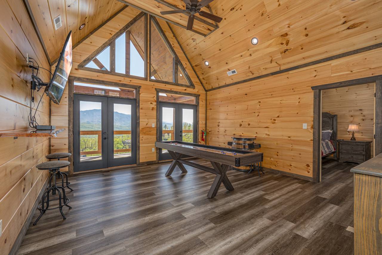 Upper level entertainment room w/TV, shuffle board & arcade Upper level entertainment room w/TV, shuffle board & arcade
