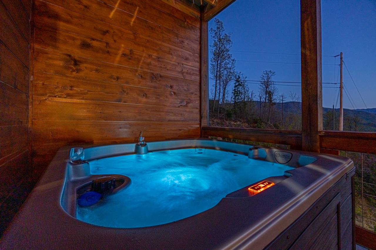 Private outdoor hot tub! Private outdoor hot tub!