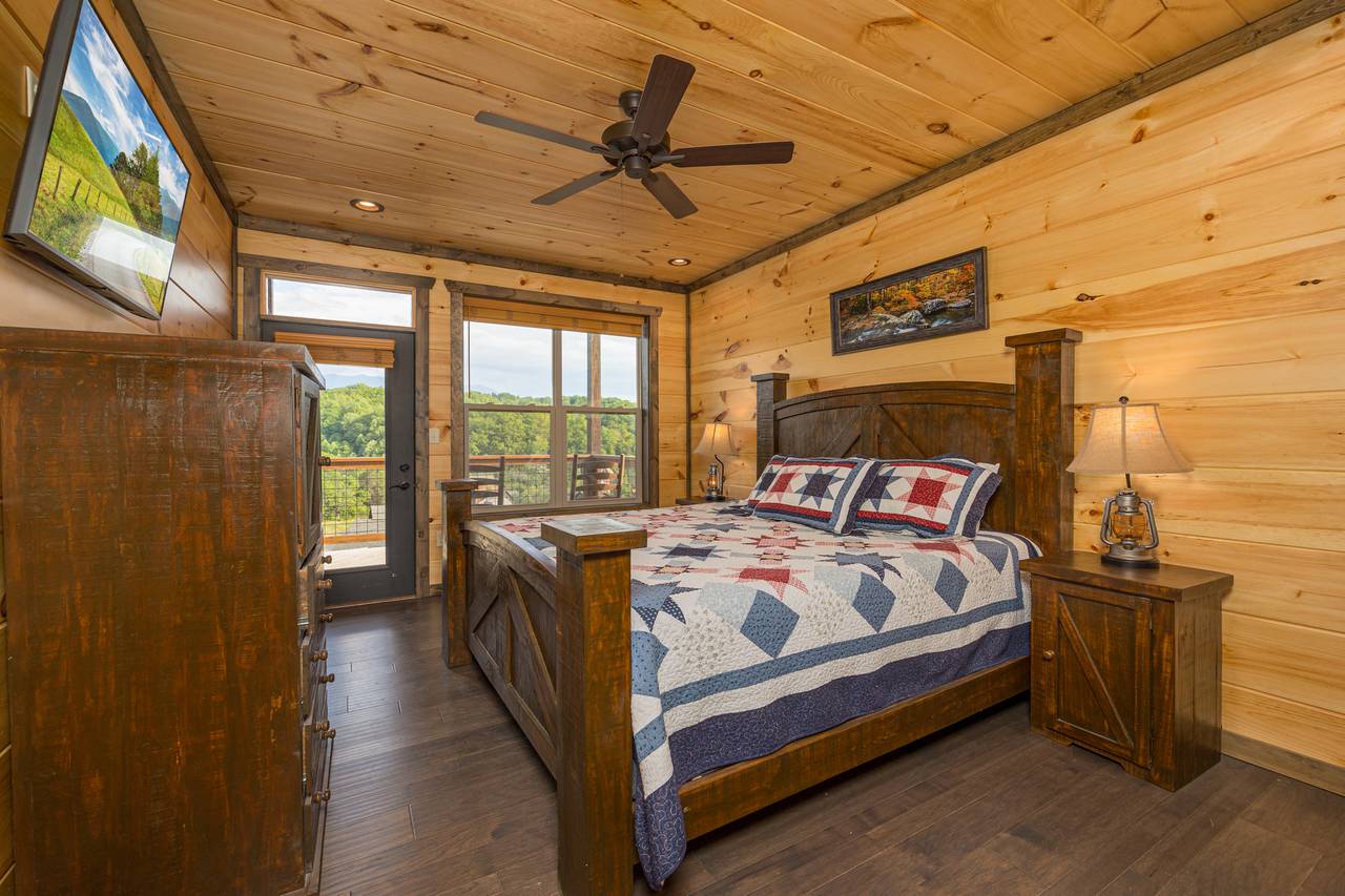 Bed 1: Entry level, king bed, TV, ensuite full bath, & deck acce Bed 1: Entry level, king bed, TV, ensuite full bath, & deck acce
