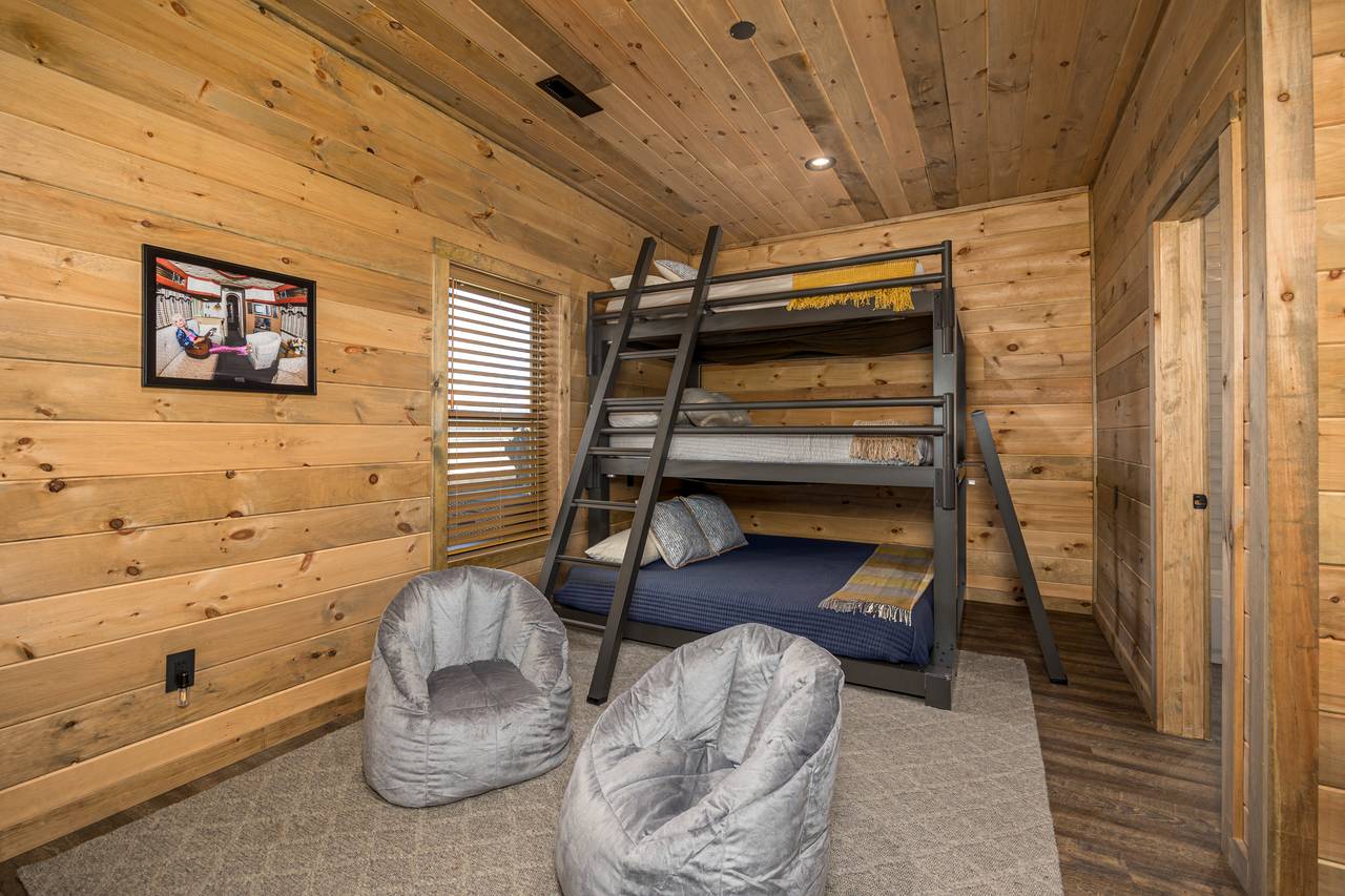 Lower level triple bunk: King, 2 Queens, with TV and en-suite ba Lower level triple bunk: King, 2 Queens, with TV and en-suite ba