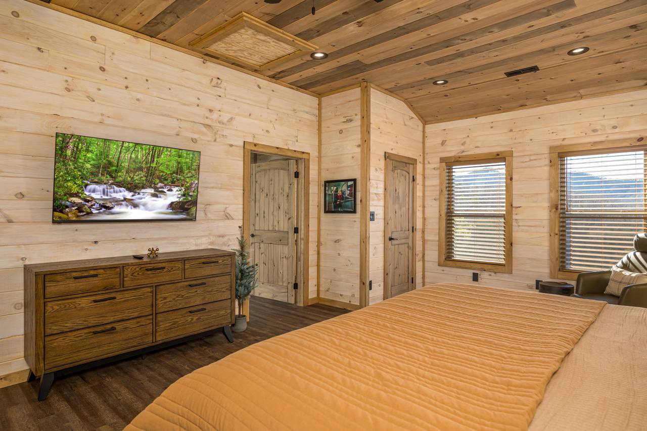 Upper level King bedroom with TV and en-suite full bathroom Upper level King bedroom with TV and en-suite full bathroom
