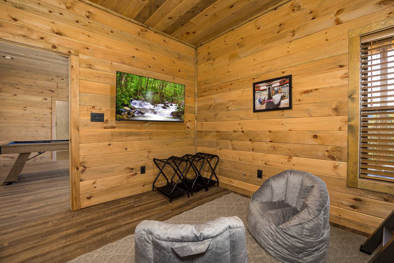 Lower level triple bunk: King, 2 Queens, with TV and en-suite ba Lower level triple bunk: King, 2 Queens, with TV and en-suite ba
