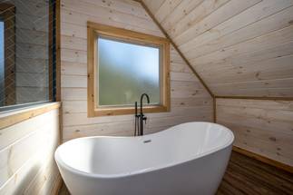 Upper level en-suite full bathroom with soaking tub Upper level en-suite full bathroom with soaking tub