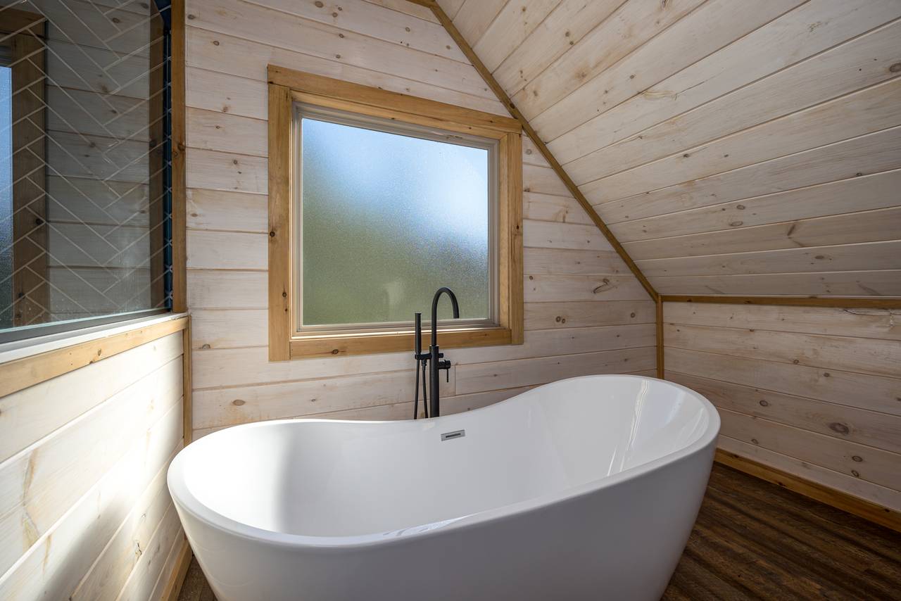 Upper level en-suite full bathroom with soaking tub Upper level en-suite full bathroom with soaking tub