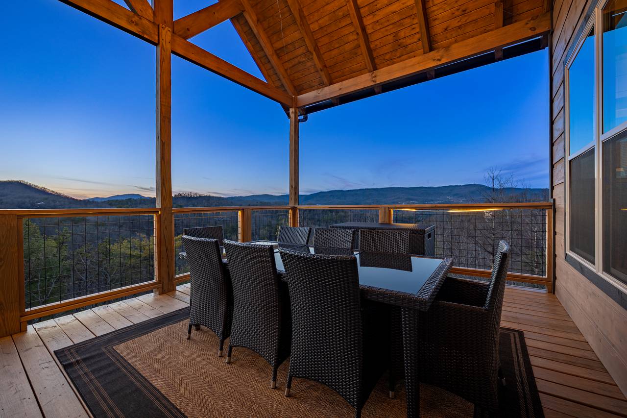 Enjoy every meal with gorgeous views as your backdrop. Enjoy every meal with gorgeous views as your backdrop.