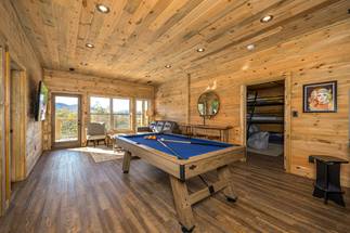 Game Room: pool table Game Room: pool table