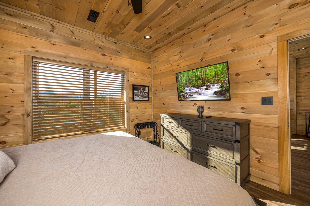 Lower level king bedroom with en-suite full bath and TV Lower level king bedroom with en-suite full bath and TV