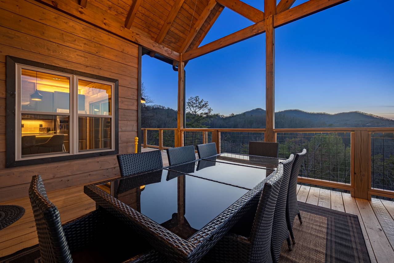 Gorgeous outdoor dining on the back deck Gorgeous outdoor dining on the back deck