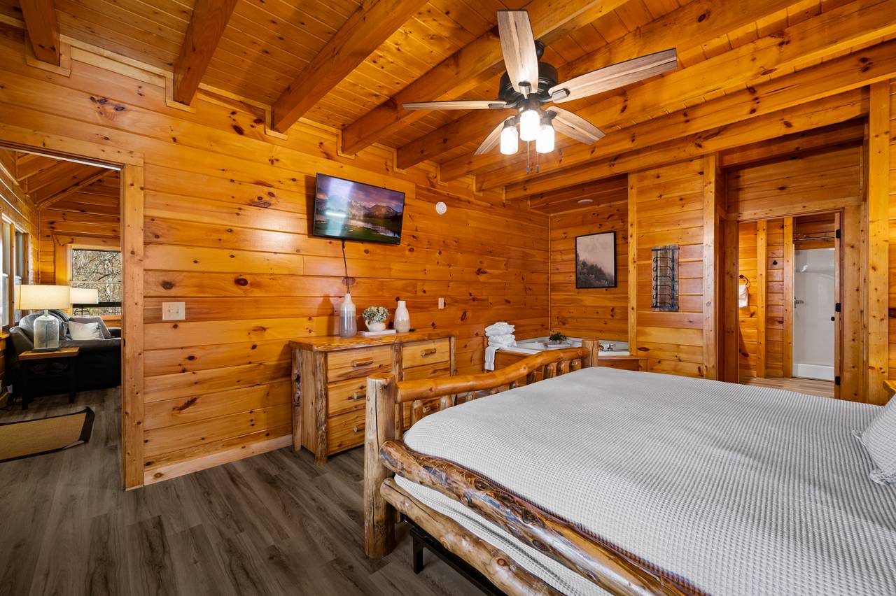 Entry level king bed with jetted tub, TV, and ensuite full bathr Entry level king bed with jetted tub, TV, and ensuite full bathr