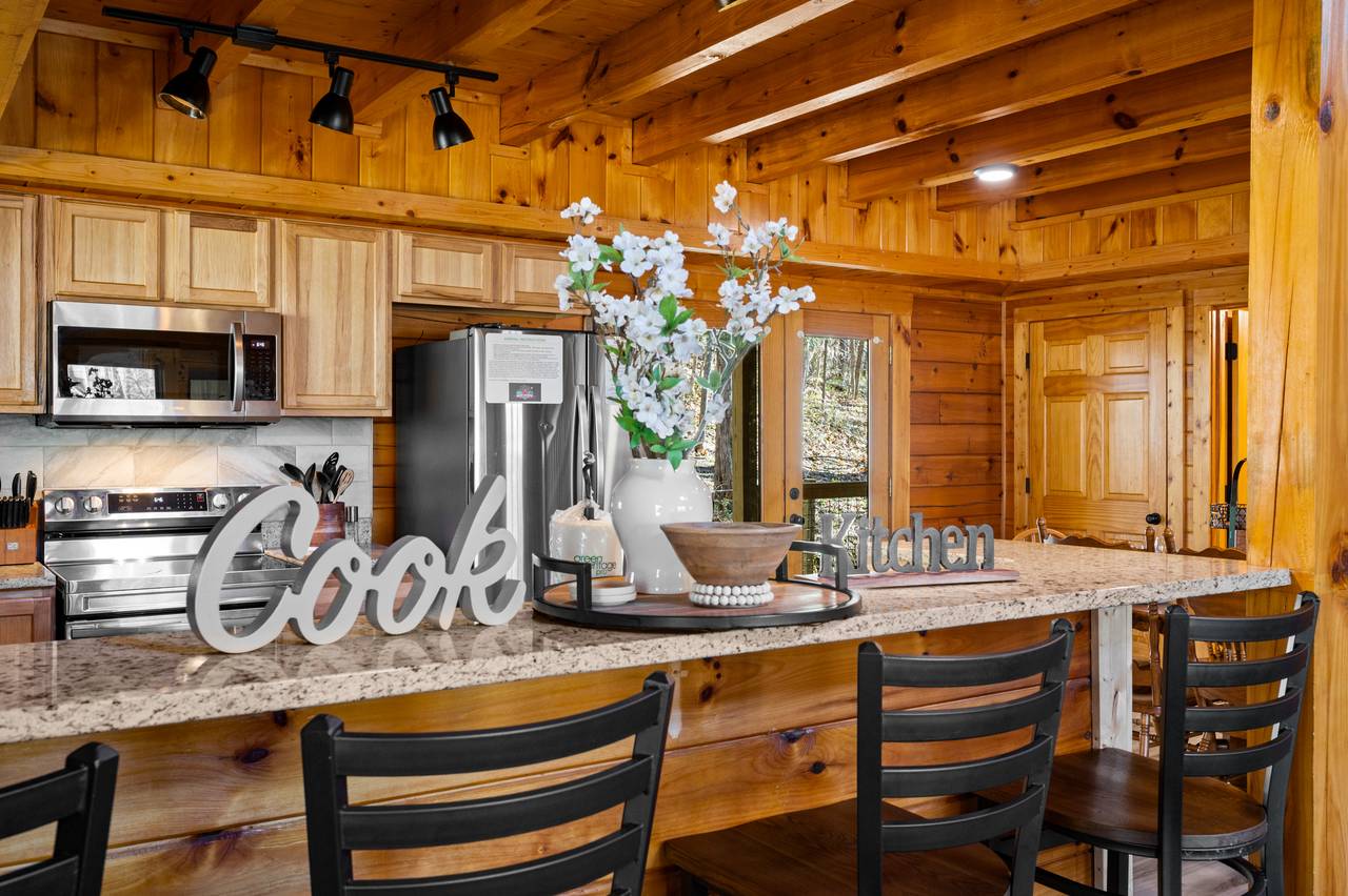 Fully equipped kitchen: cook/bake/dinner/silver-ware provided Fully equipped kitchen: cook/bake/dinner/silver-ware provided