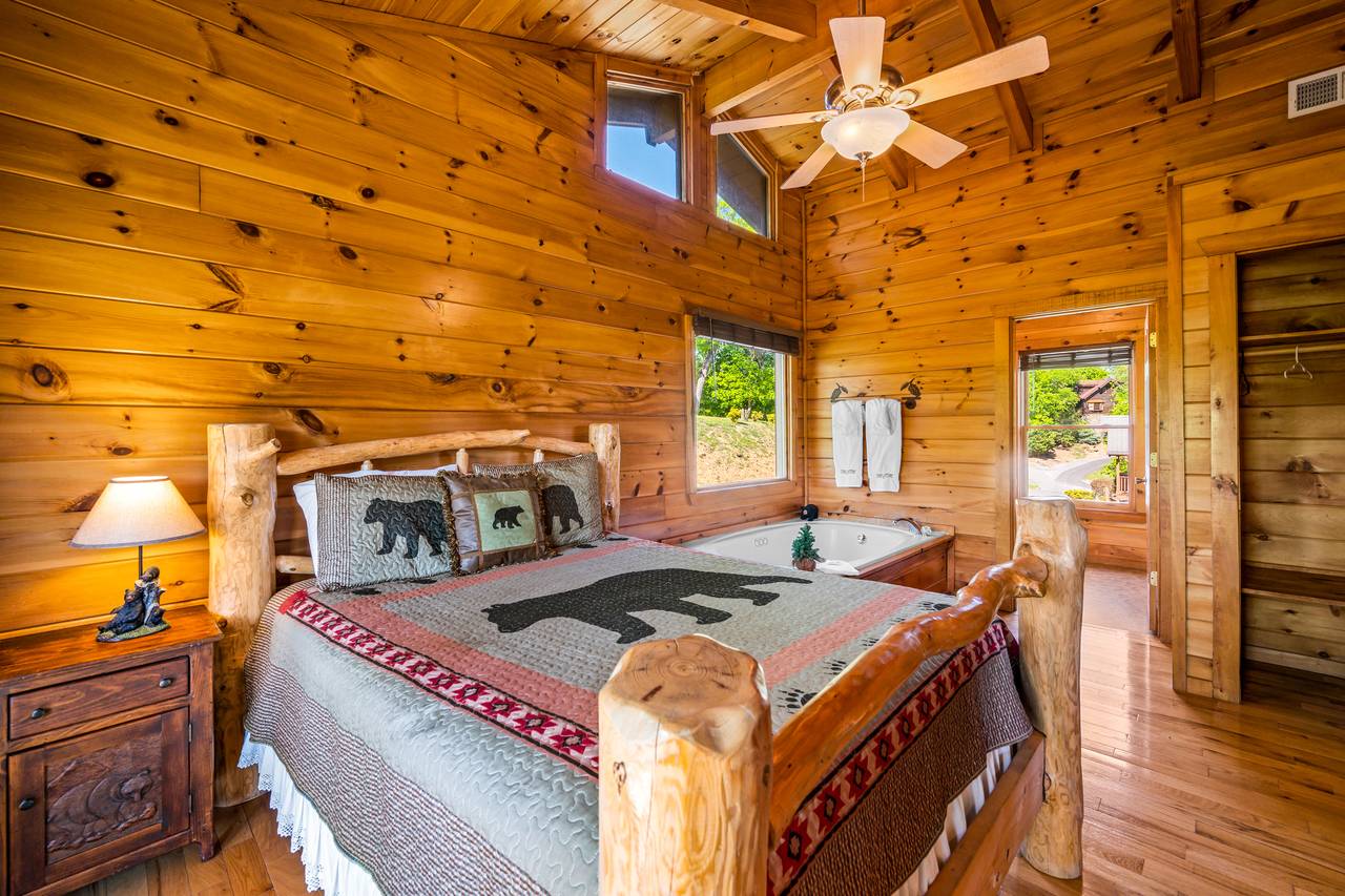 Bed 3: queen bed, jacuzzi tub, ensuite full bath on upper level Bed 3: queen bed, jacuzzi tub, ensuite full bath on upper level