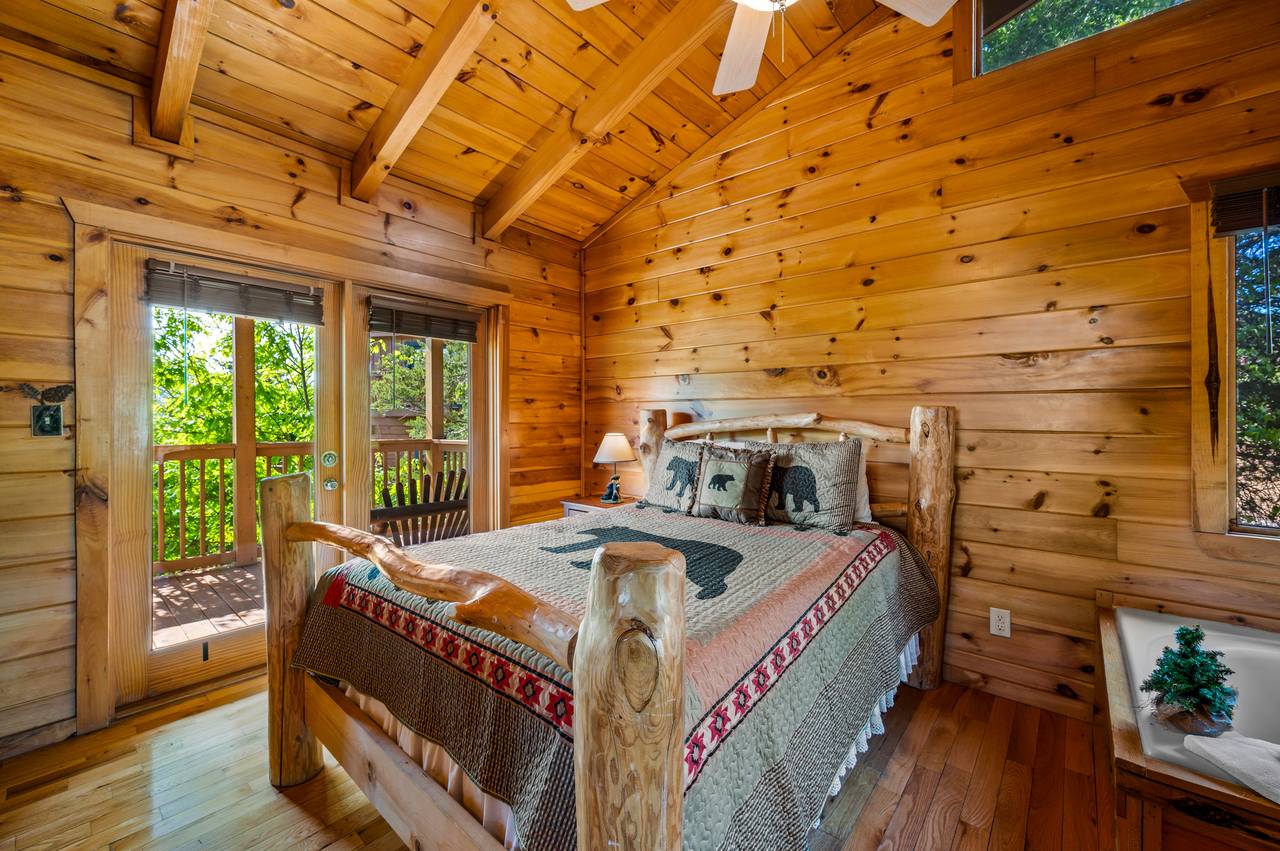 Bed 3: queen bed, jacuzzi tub, ensuite full bath on upper level Bed 3: queen bed, jacuzzi tub, ensuite full bath on upper level