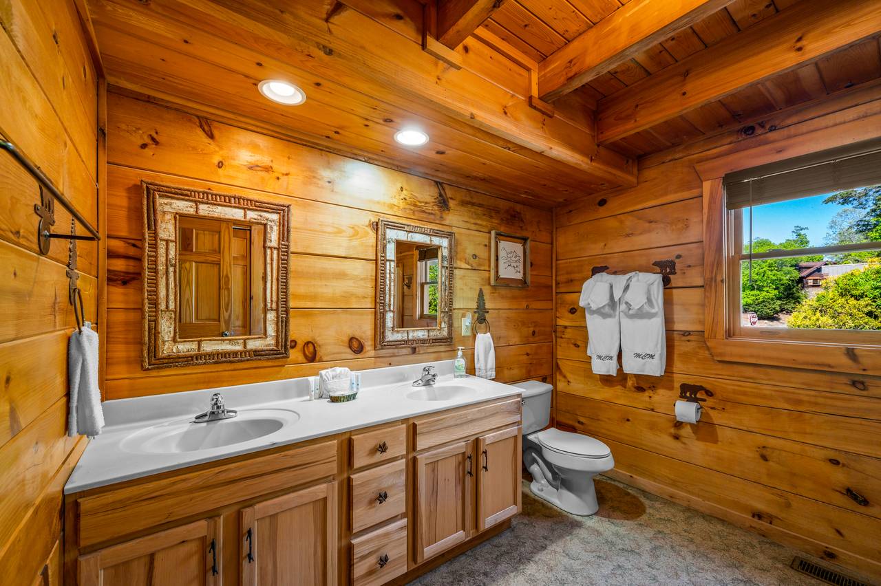 Bathroom 1: Ensuite full bath with tub and shower combo Bathroom 1: Ensuite full bath with tub and shower combo