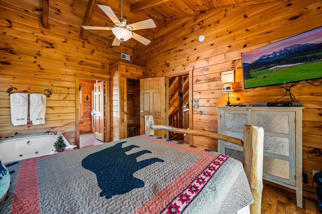Bed 3: queen bed, jacuzzi tub, ensuite full bath on upper level Bed 3: queen bed, jacuzzi tub, ensuite full bath on upper level