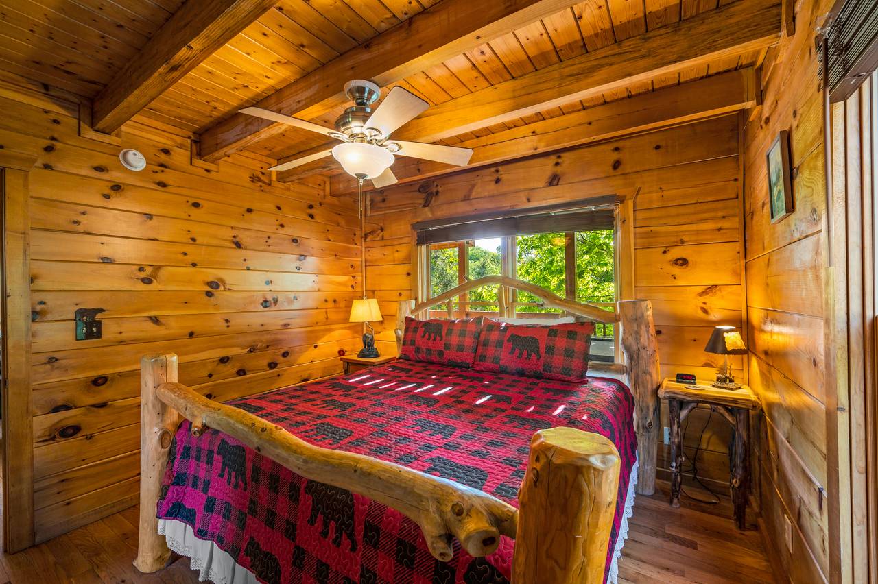 Bed 1: king bed, TV, and en-suite full bathroom, on entry level Bed 1: king bed, TV, and en-suite full bathroom, on entry level