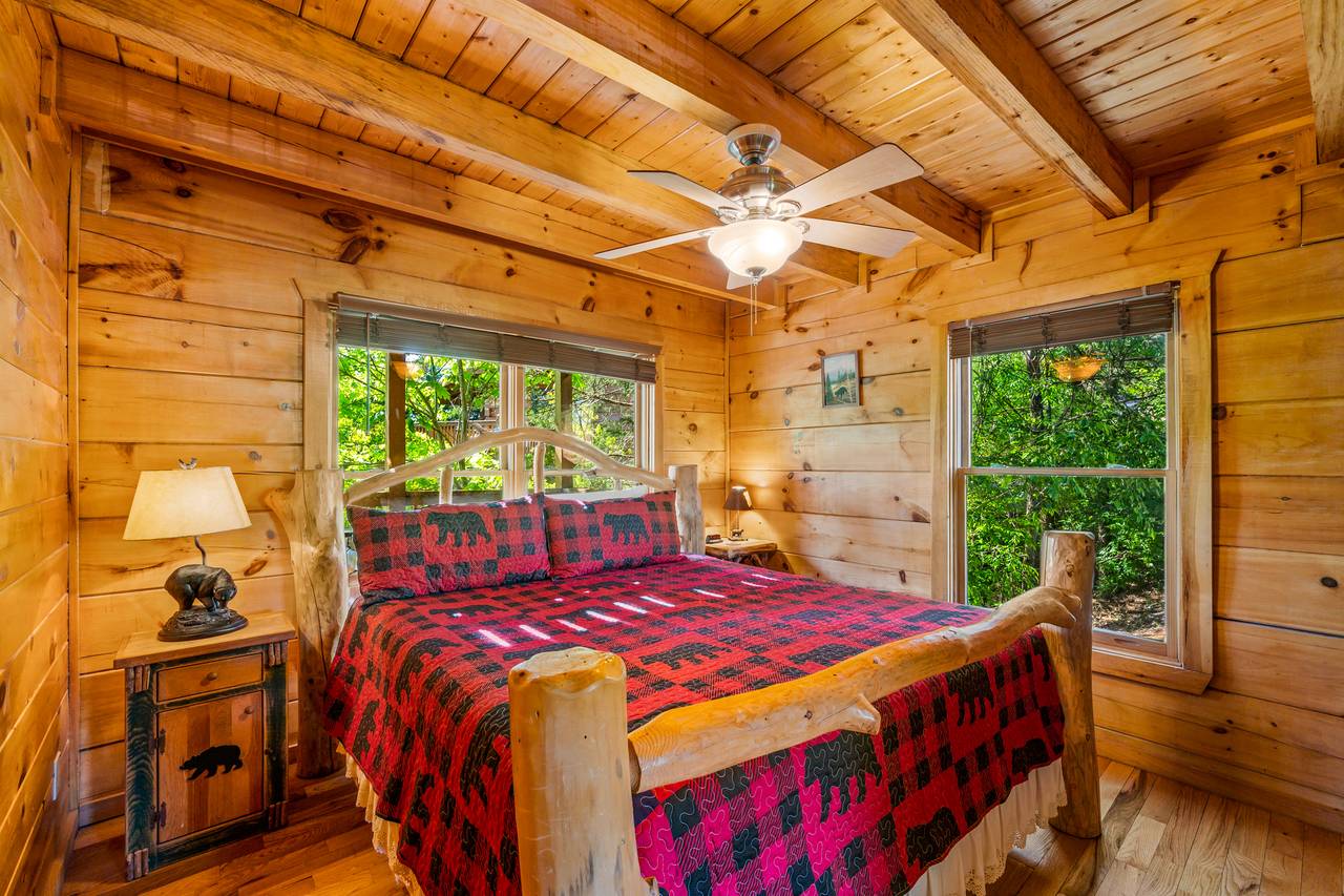 Bed 1: king bed, TV, and en-suite full bathroom on entry level Bed 1: king bed, TV, and en-suite full bathroom on entry level