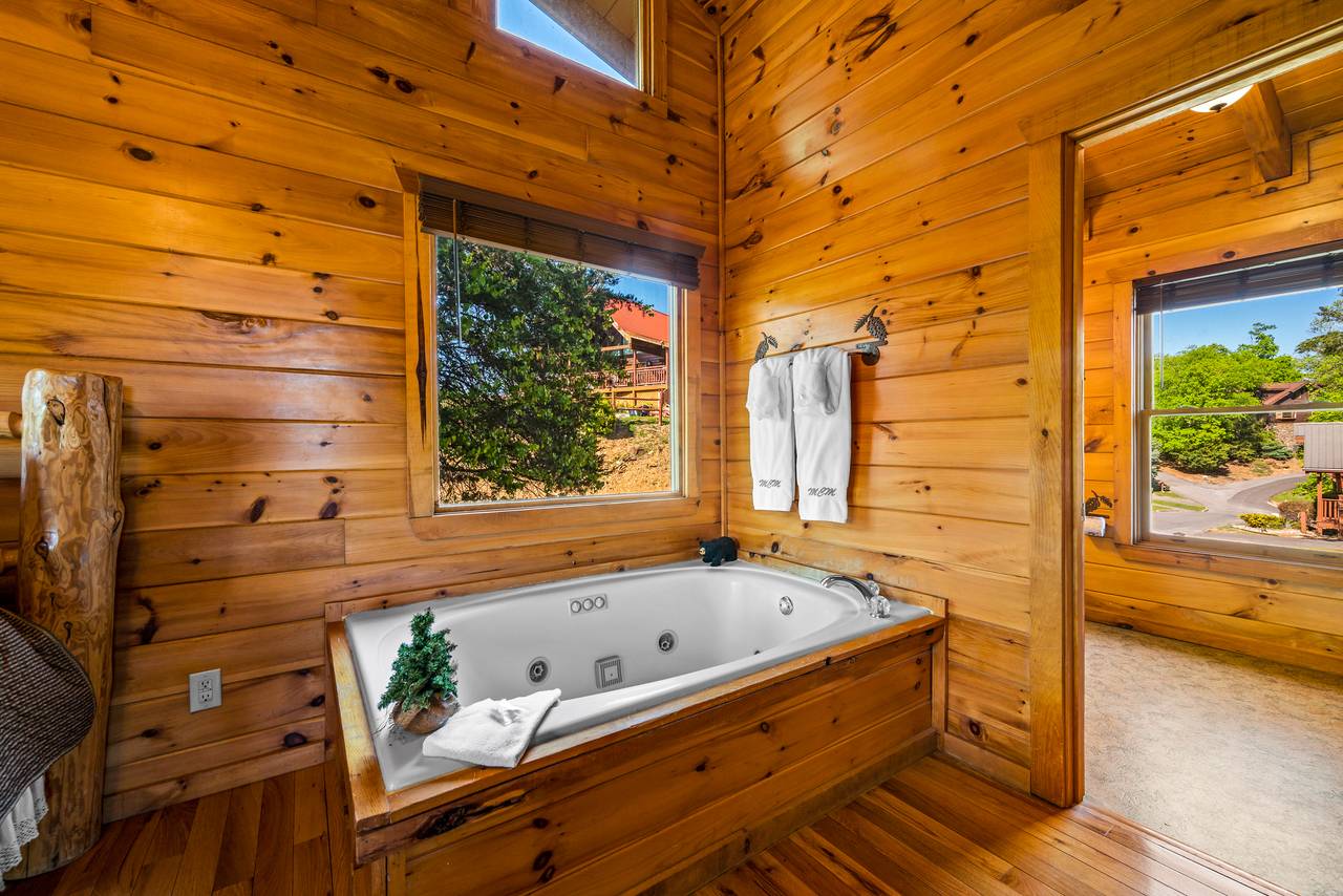 Bed 3: queen bed, jacuzzi tub, ensuite full bath on upper level Bed 3: queen bed, jacuzzi tub, ensuite full bath on upper level