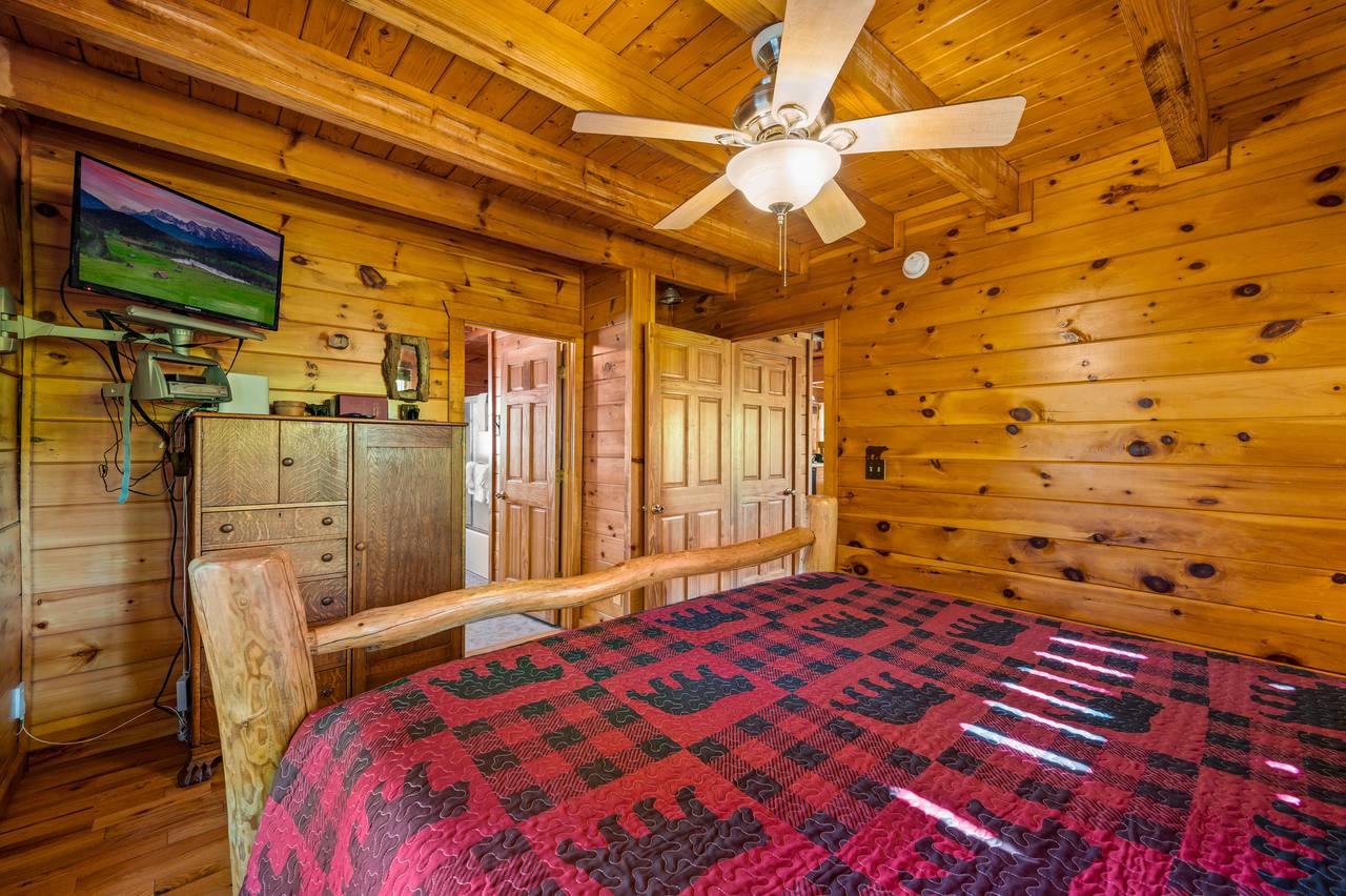 Bed 1: king bed, TV, and en-suite full bathroom, on entry level Bed 1: king bed, TV, and en-suite full bathroom, on entry level