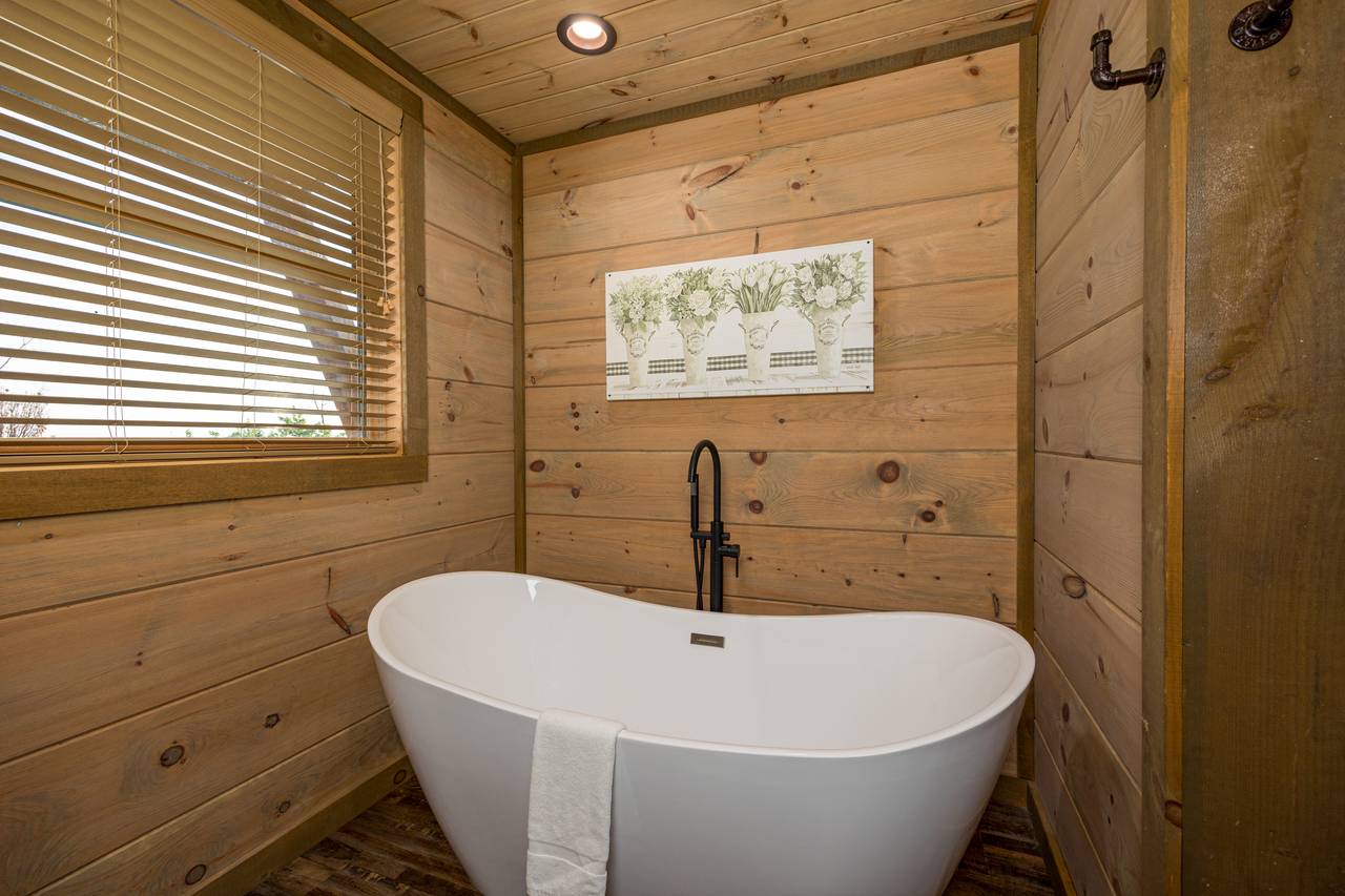 Bath 1: entry level king ensuite w/standing shower & soaking tub Bath 1: entry level king ensuite w/standing shower & soaking tub