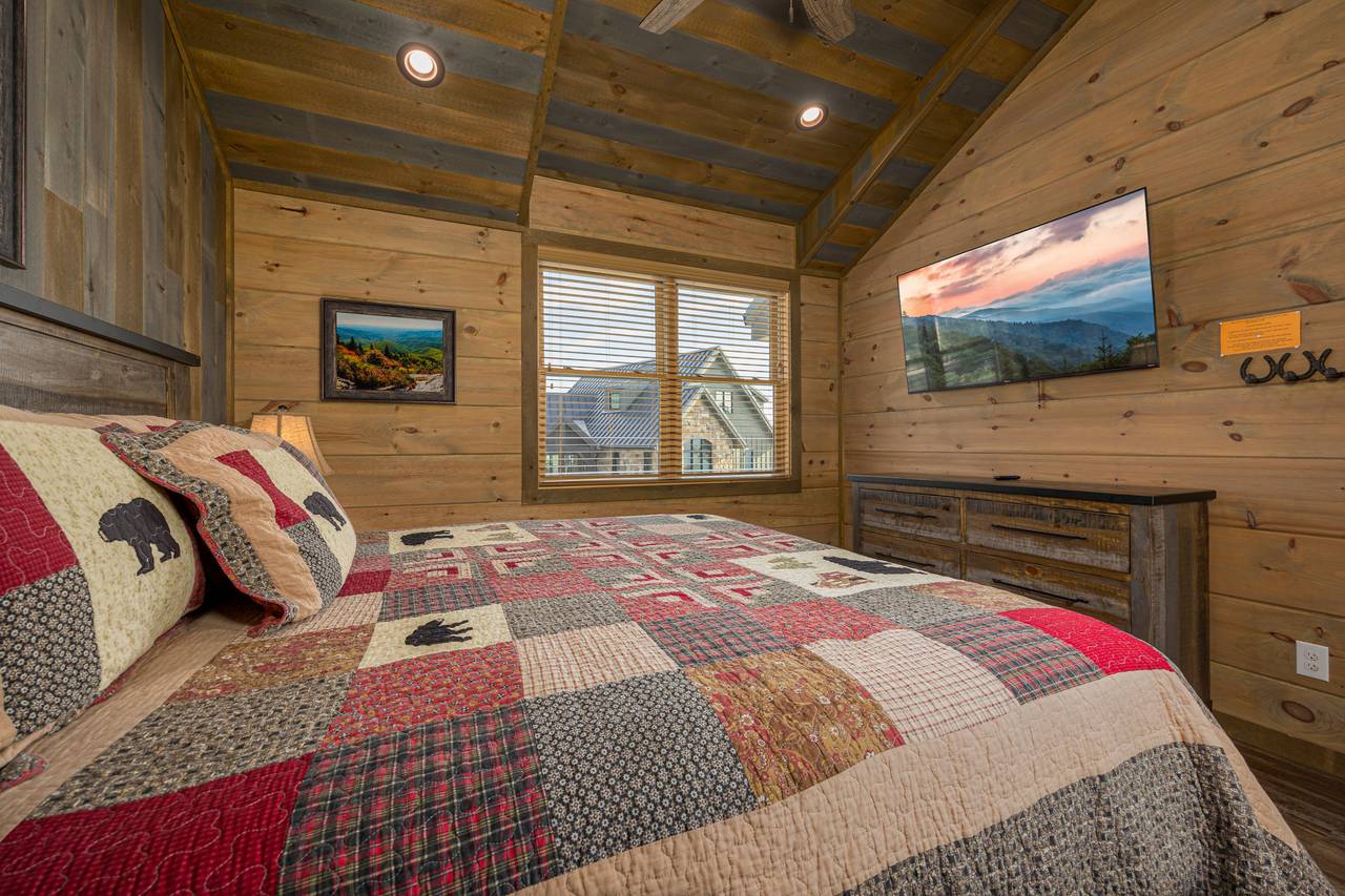 Bed 4: upper level, king with TV, & ensuite full bath Bed 4: upper level, king with TV, & ensuite full bath