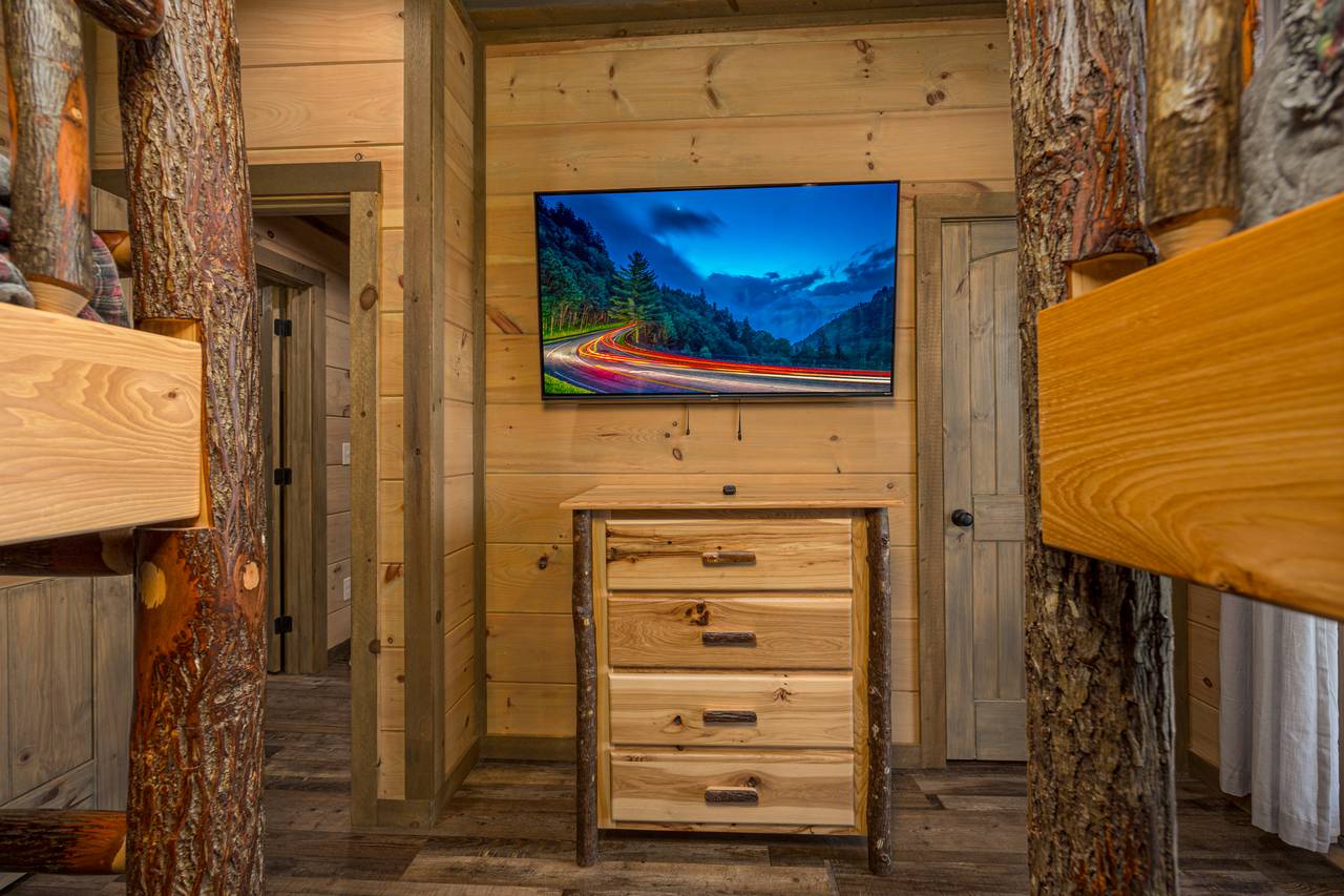 Bed 5: lower level, 2 queen over queen bunks w/ TV Bed 5: lower level, 2 queen over queen bunks w/ TV