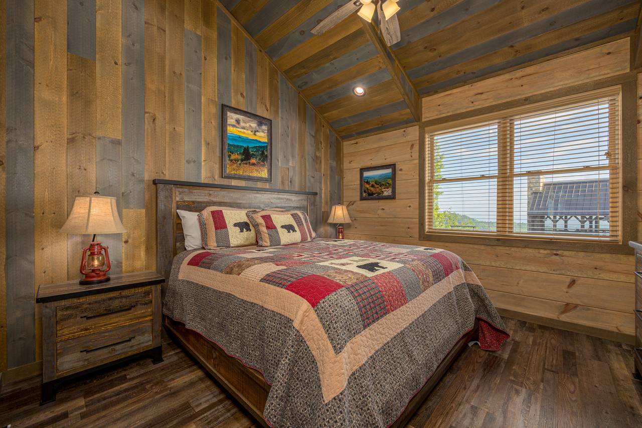 Bed 4: upper level, king with TV, & ensuite full bath Bed 4: upper level, king with TV, & ensuite full bath