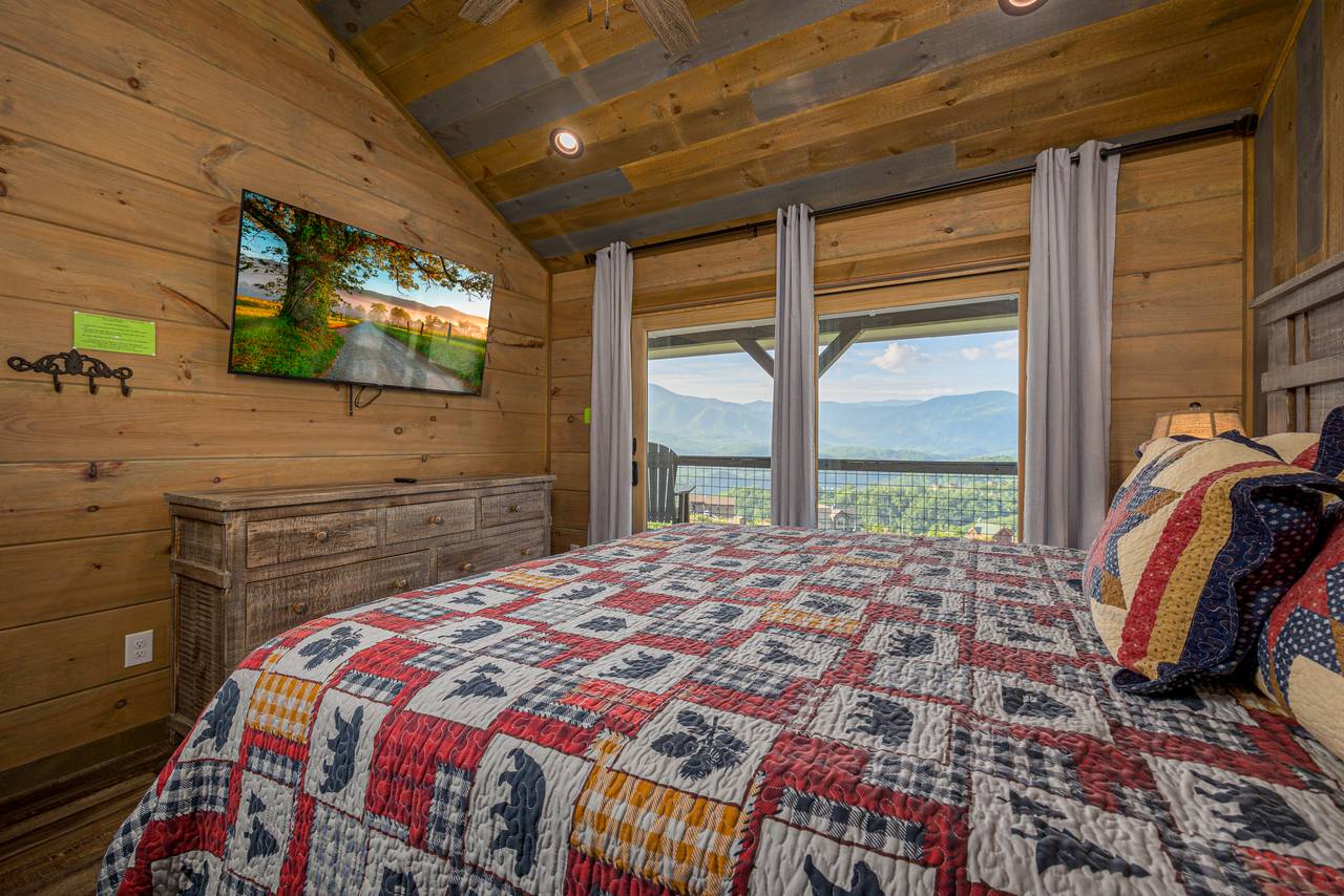 Bed 3: upper level, king with deck access, TV, & ensuite full ba Bed 3: upper level, king with deck access, TV, & ensuite full ba