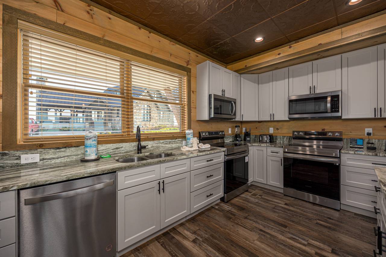 Fully equipped kitchen: cook/bake/dinner/silver-ware provided Fully equipped kitchen: cook/bake/dinner/silver-ware provided